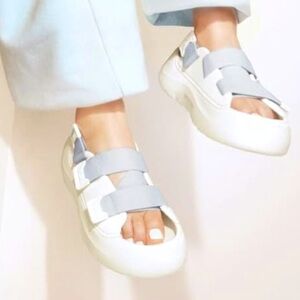 UGG Women's Stratus White Sandal Adjustable Straps EVA Foam 1152686, size 11